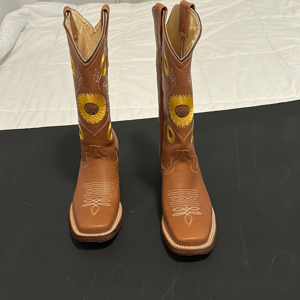 NEW  WESTERN COWGIRL EMBROIDERED LEATHER BOOTS SIZE 9